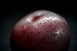 macro-red-plum-1621710