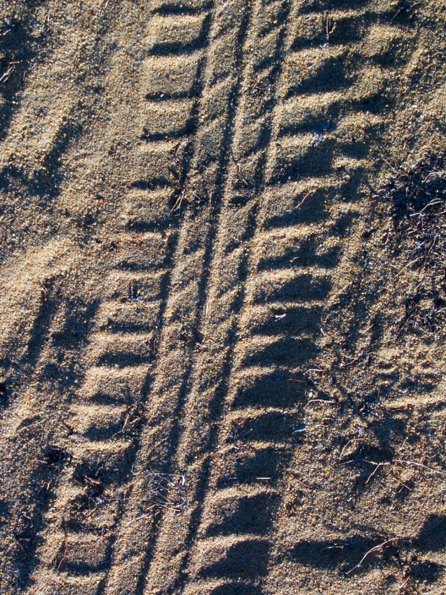 tyre-track-in-dirt-1470955